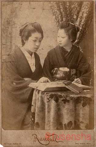画像: 米国の写真館で撮影された邦人女性の「台紙付鶏卵写真」三枚 ■ 1890年頃